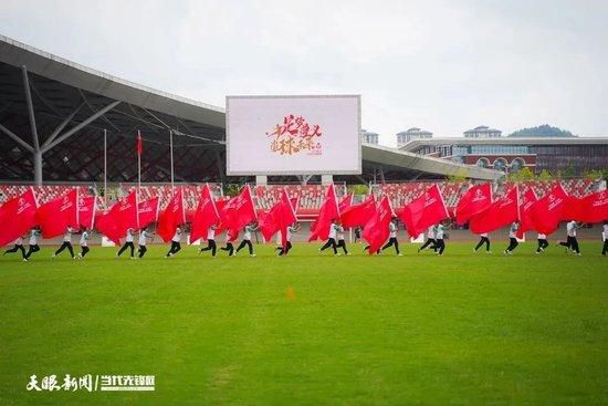 两千年前，平生沉浸于腐蚀众生，漫衍失望的方士“极恶者”Nhagruul在他即将就木之时堕入了发急。怀抱着对生者的仇恨，纳古尔将他的魂灵出卖给了无底深渊中的恶魔领主以求保全本身险恶的魂灵。在一场疾苦的典礼中，Nhagruul的皮肤被剥下拆解，制成了一本书的册页；他的骸骨化成了书的封皮；而他浑浊废弛的血液成了写就这本恶之书的墨水。所有接触这本书的人都被它的气力卷进疯狂，又或是被此中邪祟的常识腐蚀深陷险恶当中。Nhagruul的信徒四周散布他们主人暗中的黑甜乡，陪伴他们的脚步而来的是苦痛和鲜血。秽恶之物从不洁的深坑与古墓中走上地面，在狂乱当中粉碎一切。Karkoth的城邦和王国被如瘟疫般散布的险恶之力蚕食，直到一支勇士从灰烬中站起——朝阳骑士团发下誓言要为四方从头带来但愿。光亮之神培罗为他们纯正的弘愿所动，赐赉骑士可以或许指导其神力的护符。为神力所祝愿的朝阳骑士们击破了覆盖年夜地的阴影。但是，其实不是所有人都为他们的荣光所动。Nhagruul的信徒拆分了秽恶之书，又打通了三名为贪欲所迷之人躲匿这些碎片，期待它们可以或许再度重聚之日。后来，书的墨水被发现摧毁。但是册页与封面却从未被找到。诸国在和平中渡过了数个世纪，而当初的骑士则陷溺于本身的光荣当中。对曩昔的可骇记忆逐步恍惚，同时磨灭的还有这些培罗信徒的气力。他们误觉得秽恶之书永久不成能再度重现，在这类毛病的念想中，他们逐步纵容了本身……